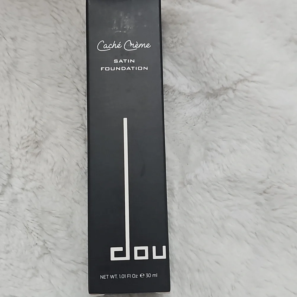 New DOUCCE CACHÉ CRÈME SATIN FOUNDATION High Coverage Satin Foundation YD11
